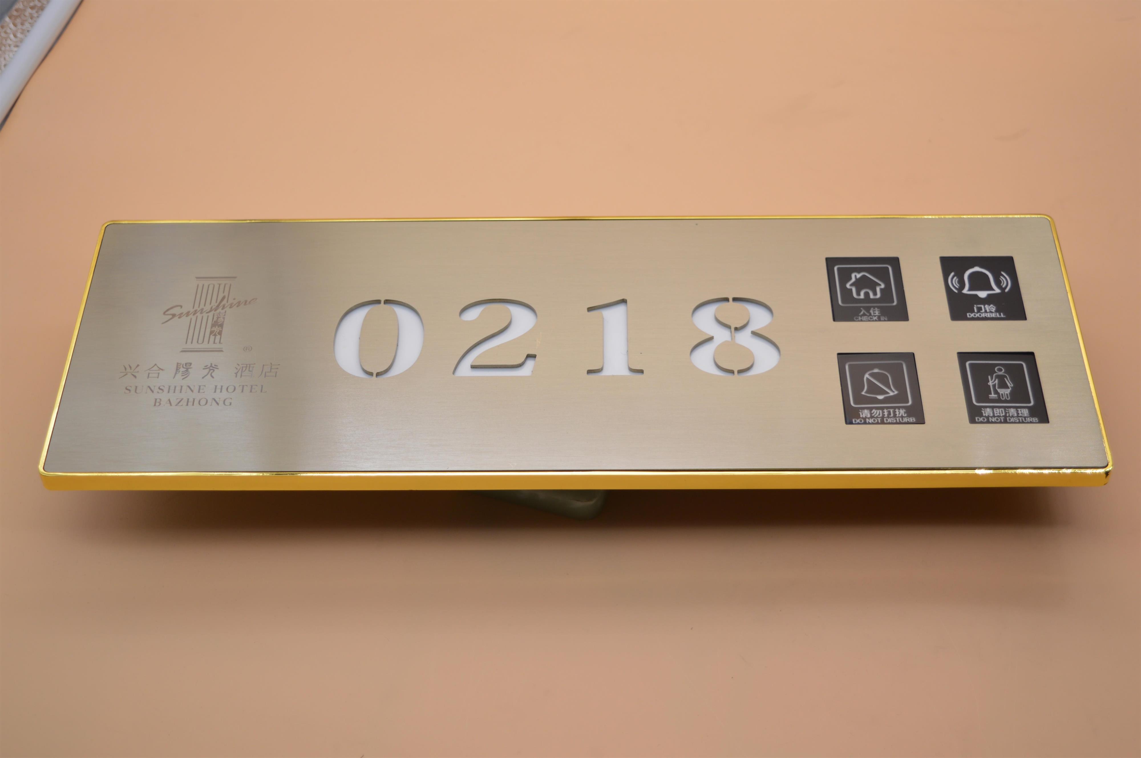 产品名称:130*380酒店宾馆金属数码边框电子门牌门显房号牌产品特点:1、个性化酒店标识,尊显酒店档次2、锌合金边框,高端大气,四次电镀,表面UV处理,3年不生锈长斑。3、钢化玻璃面板永不变形、不变色、防刮花,时尚尊贵的设计风格。4、LCD液晶屏,显示亮度均匀,面积大,档次高。