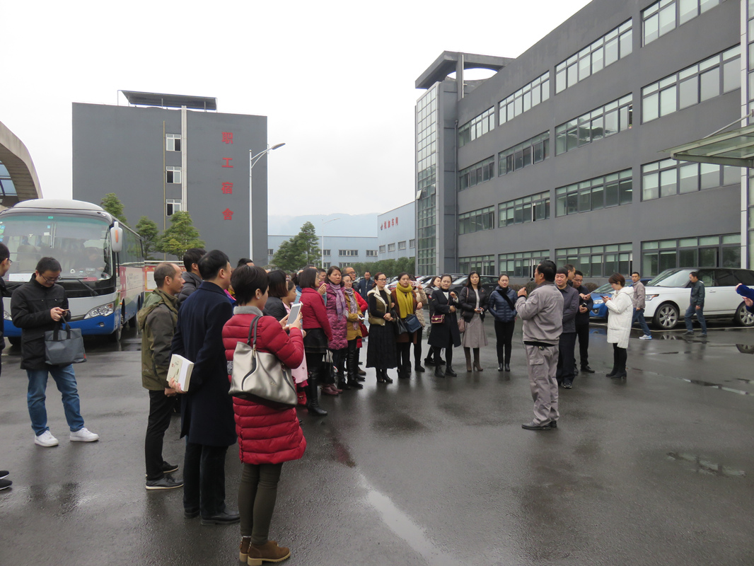 重慶市政協(xié)和民主人士日前蒞臨我司進(jìn)行了參觀，贊嘆黨建和公司共同和諧發(fā)展