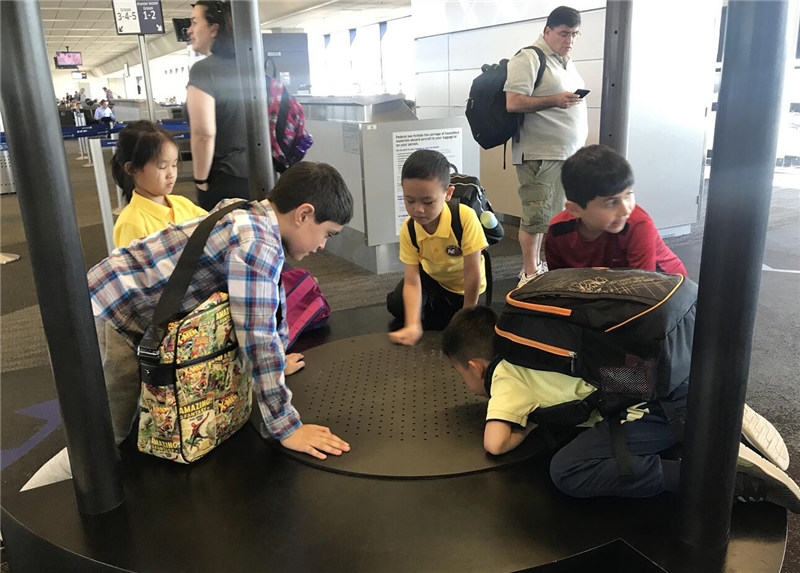 香港现代教育学生们与外国小朋友交流