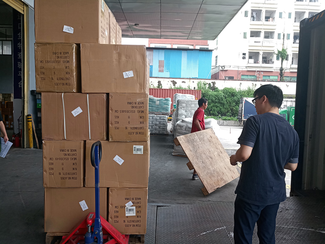 认真清点货物箱数,并装车
