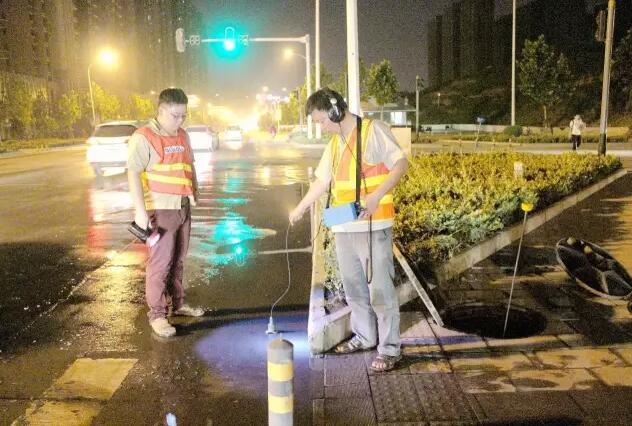 深更半夜上街“溜达”专听“咕咕”声，他的尖板眼让你意想不到……