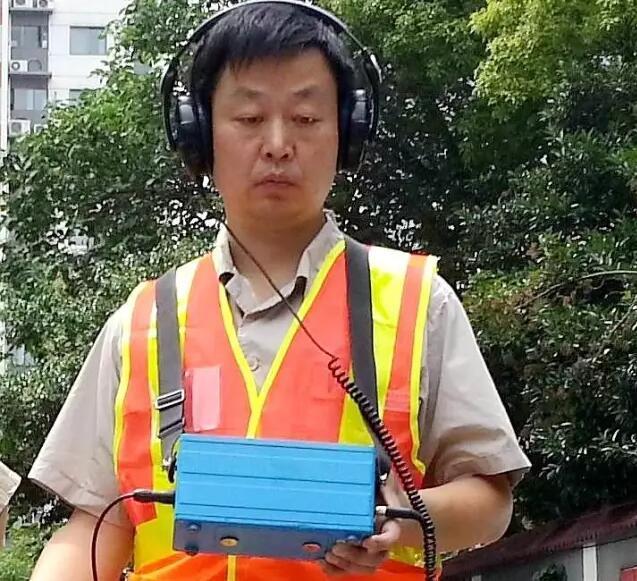 深更半夜上街“溜达”专听“咕咕”声，他的尖板眼让你意想不到……