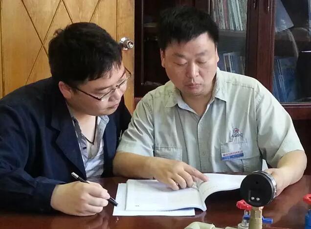 深更半夜上街“溜达”专听“咕咕”声，他的尖板眼让你意想不到……