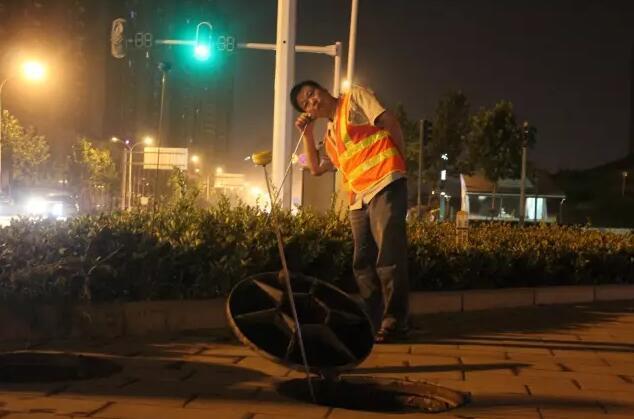 深更半夜上街“溜达”专听“咕咕”声，他的尖板眼让你意想不到……
