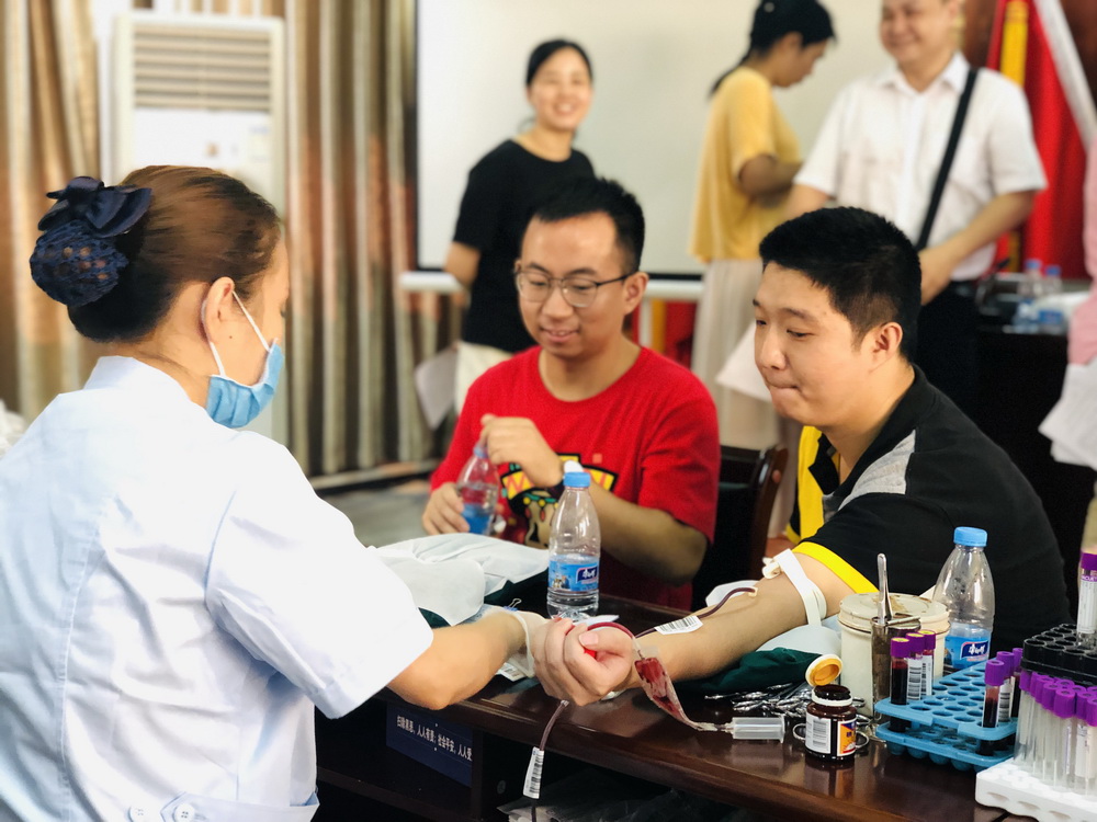 “无偿献热血，传递正能量”——献血活动报道