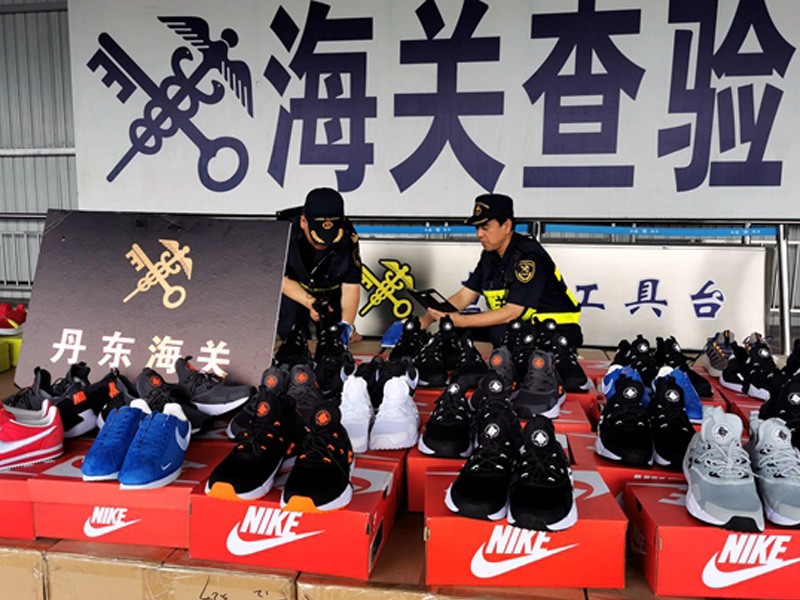 Dalian Customs seized 2173 pairs of infringing famous sports shoes for export