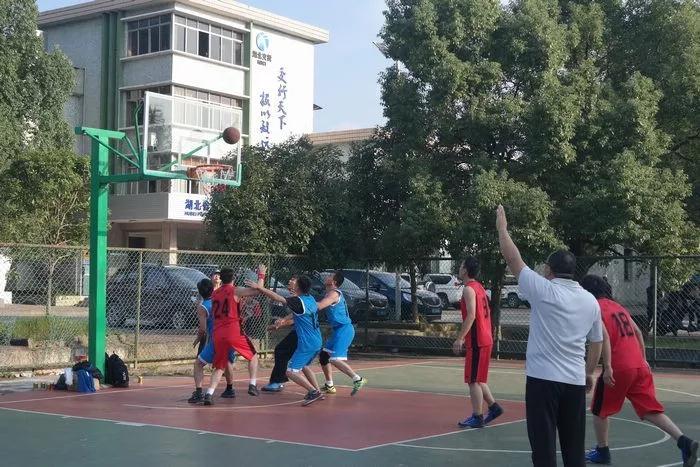 来来来,篮球赛看谁夺取了冠军 来来来,篮球赛看谁夺取了冠军