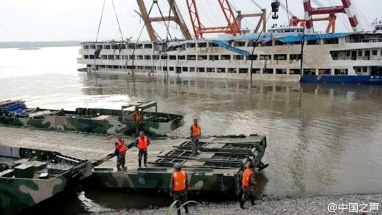 华舟舟桥救援长江沉船客轮“东方之星” 华舟舟桥救援长江沉船客轮“东方之星”