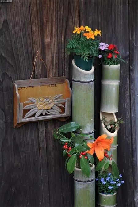 直立型的青翠竹筒,橘色的百合,还有木质雕花报箱,这样的组合给你一种