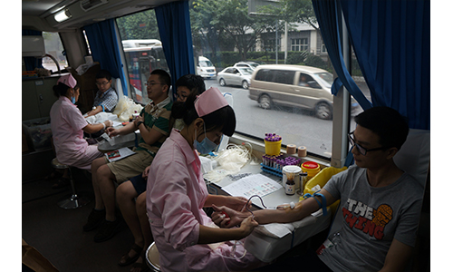 关爱生命，呵护健康 ----我院开展员工无偿献血活动