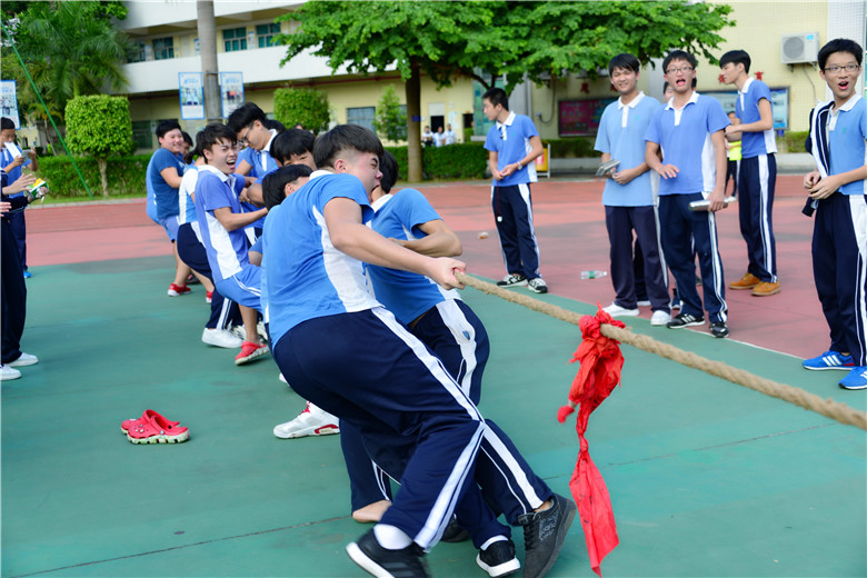 凝心聚力展风采深圳市携创技工学校举行学生拔河比赛