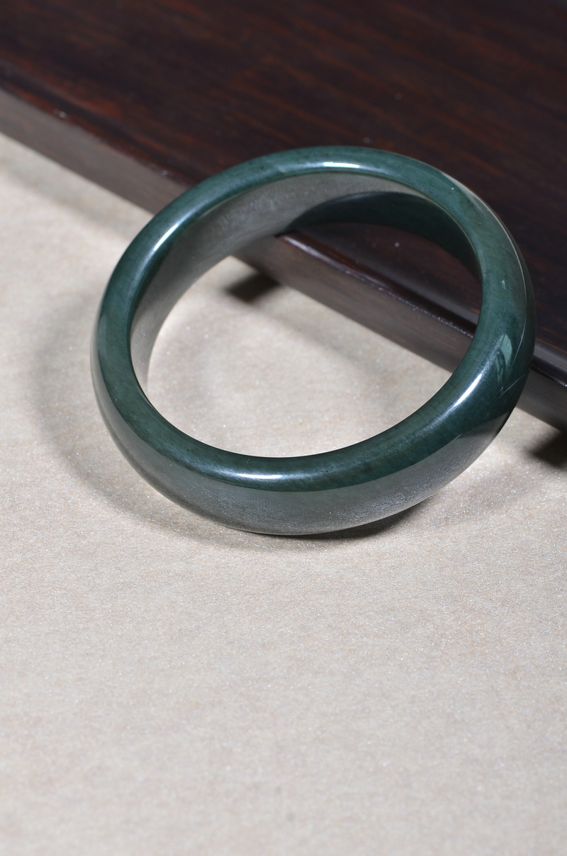 新疆和田玉青玉手镯 玉质温润 时尚脱俗 天然料质 女士款