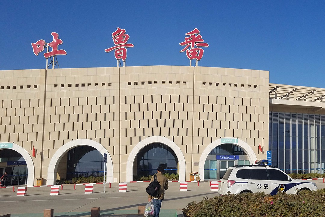 中心变电站内,吐鲁番机场位于吐鲁番市西北郊,距吐鲁番市区约10公里