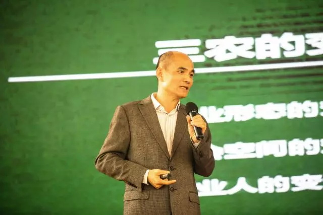 担任主持人,他说,我们非常荣幸地邀请到了83届园艺系毕业的卢柏强校友