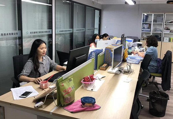 热火朝天促项目,部门联动忙交付——全体赌电竞比赛押注软件人加班护航,工作虽紧但成绩“靓” 热火朝天促项目,部门联动忙交付——全体赌电竞比赛押注软件人加班护航,工作虽紧但成绩“靓”