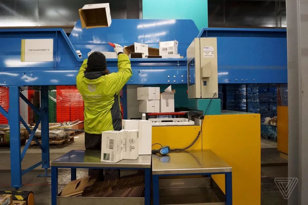  仓储机器人浪潮，催生出的是物流自动化革新，还是下岗恐惧？