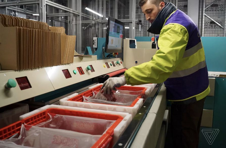  仓储机器人浪潮，催生出的是物流自动化革新，还是下岗恐惧？