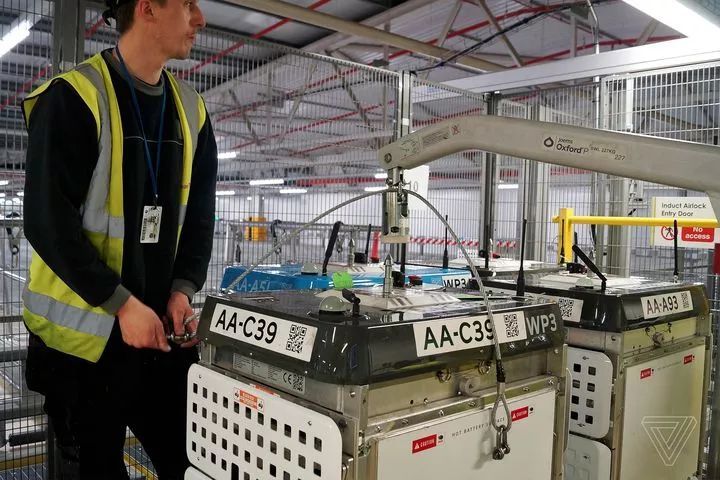  仓储机器人浪潮，催生出的是物流自动化革新，还是下岗恐惧？