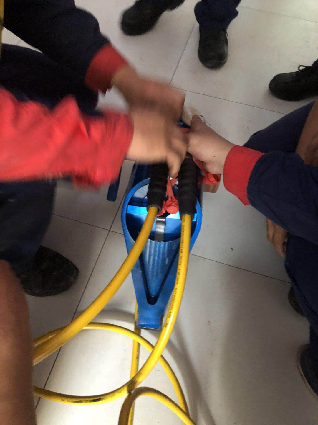 拜尔售后人员顶着酷暑为用户做产品调试和培训 拜尔售后人员顶着酷暑为用户做产品调试和培训