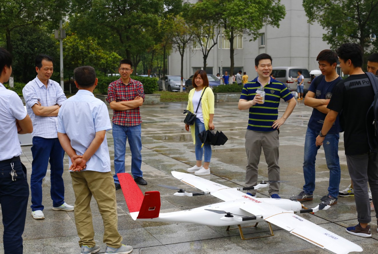 传媒学院“无人机飞行体验”活动成功举办