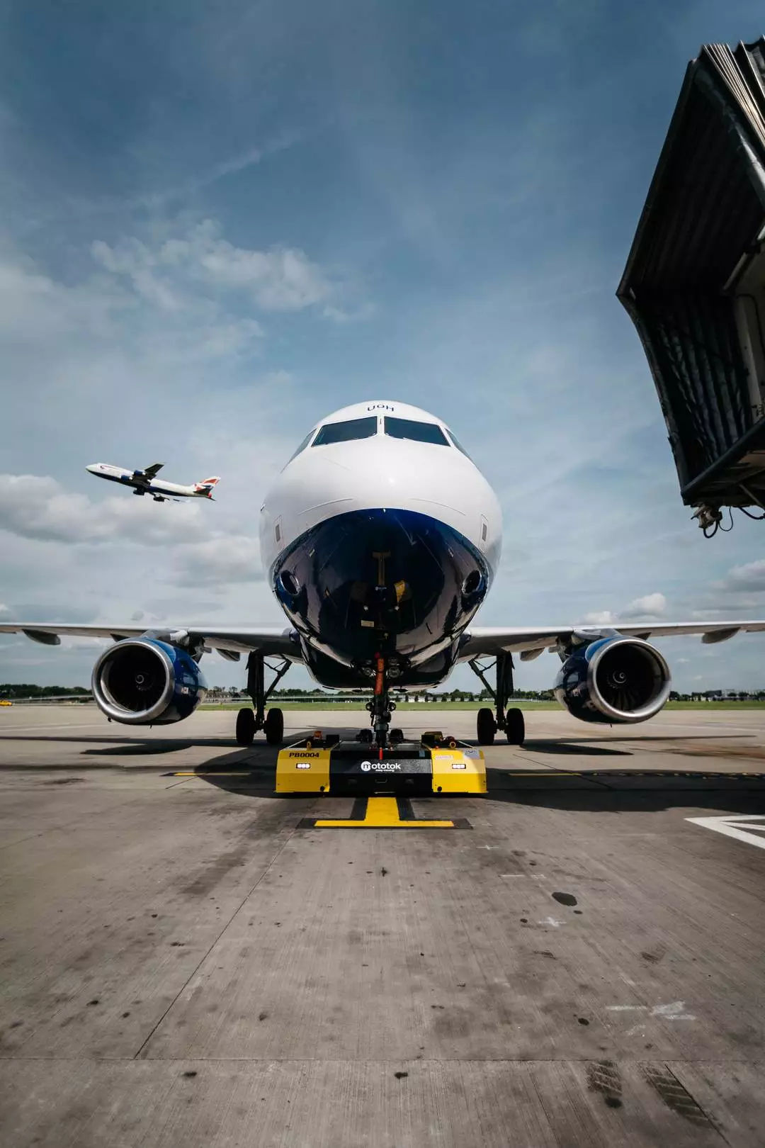 四两拨千斤,这台小机器竟然能推动大飞机! 四两拨千斤,这台小机器竟然能推动大飞机!