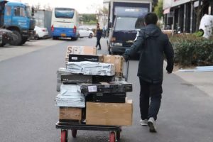 顺丰小哥的快递箱长腿了？“徒步送快递”神器现身