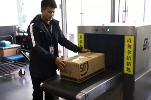 顺丰小哥的快递箱长腿了？“徒步送快递”神器现身