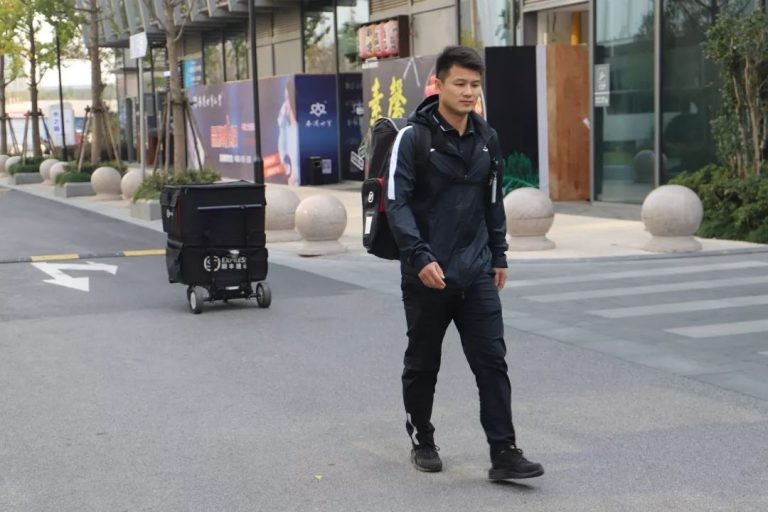 顺丰小哥的快递箱长腿了？“徒步送快递”神器现身