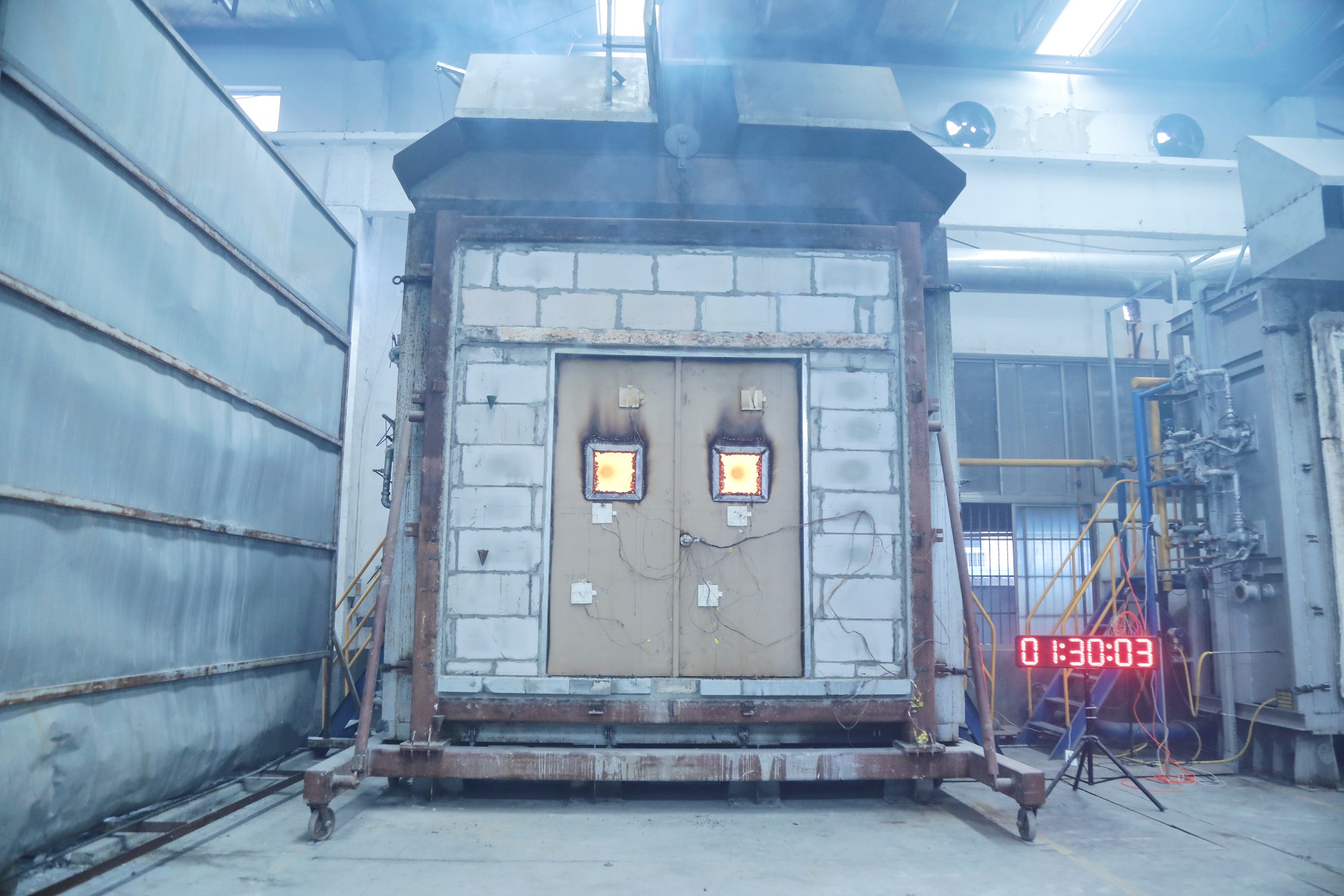 Dansn's 45mm UL 90-minute double-glazed fire door successfully passed the official test.