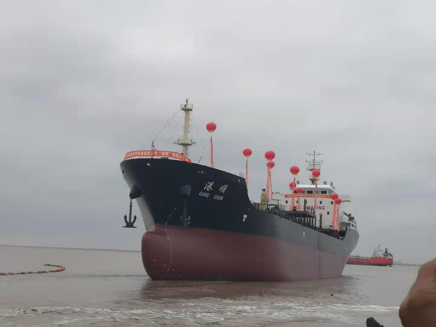 热烈庆祝“福建港祥船务有限公司一10000吨级油船顺利上水”