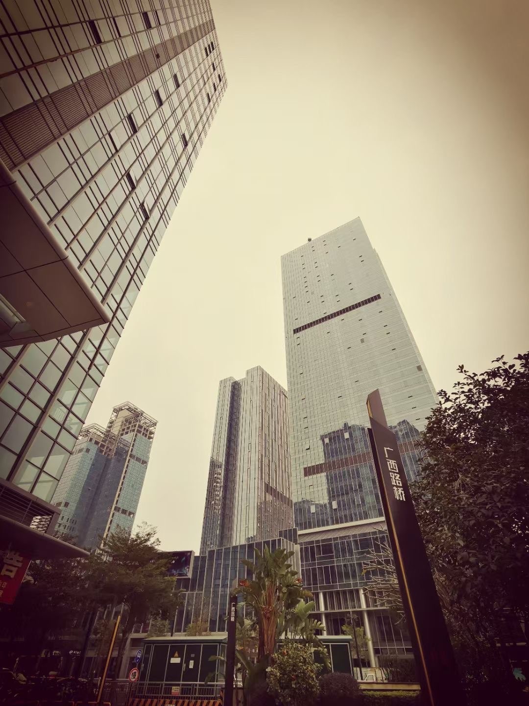 南寧榜樣集團(tuán)總部寫字樓實(shí)地看場~續(xù)榜樣餐飲連鎖店空間設(shè)計(jì)項(xiàng)目外的又一新任務(wù)！委托恩禾藝術(shù)設(shè)計(jì)打造！ 