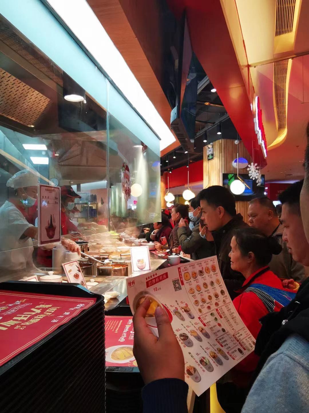 打造南寧榜樣集團(tuán)的第二個(gè)新項(xiàng)目榜樣鮮雞湯餐飲店