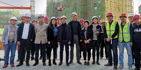 Wolfgang Frey inspiziert die Baustelle Frey · Dejian Gongyuan