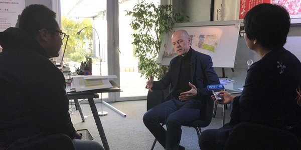 Chinesisches Fernsehteam bei Frey Architekten in Freiburg 