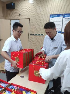 中秋佳节至，月满情更浓