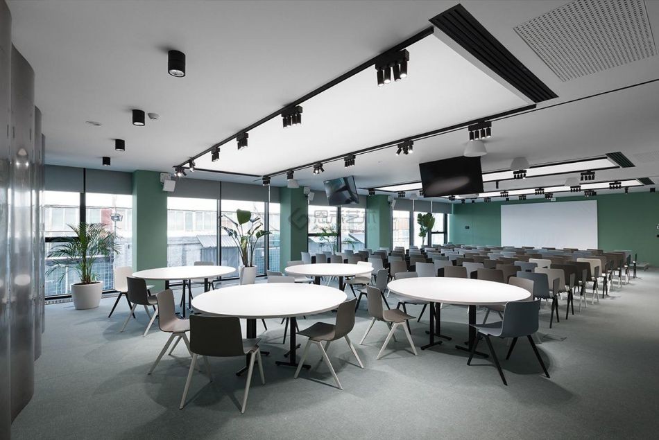 辦公室裝修設(shè)計(jì)應(yīng)該是選擇開(kāi)放式還是包圍式？