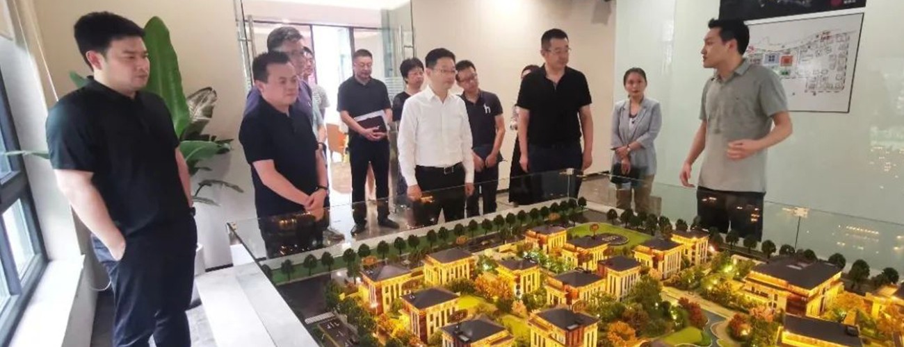 Warmly welcome Yang Chao, member of the Standing Committee of the District and others.