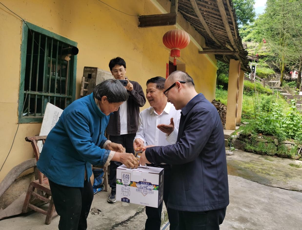 国药集团重庆医药设计院有限公司总经理龚道坤带队调研奉节县鹤峰乡、兴隆镇回龙村乡村振兴工作