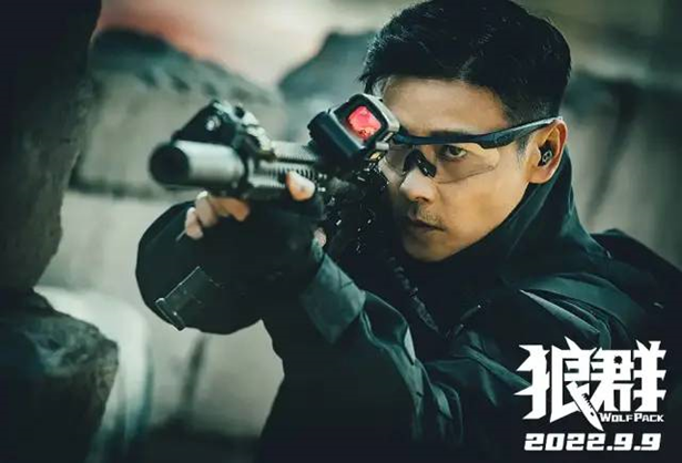 搭档吴京一举成名之后,他又带来了高燃军事片! 搭档吴京一举成名之后,他又带来了高燃军事片!