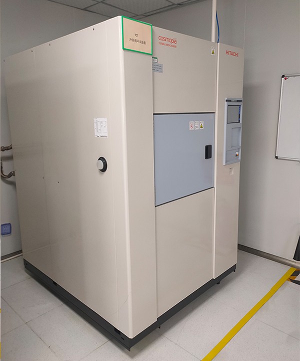 Hot and cold cycle test chamber