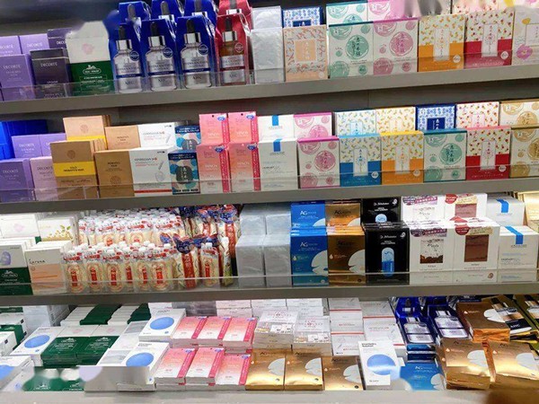 小样经济火爆，次抛代工韵斐诗受追捧