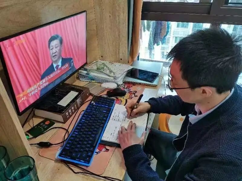 居家办公不松懈 网络学习促提升