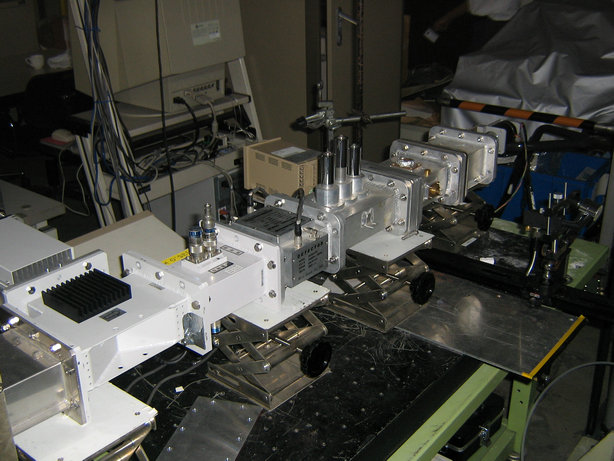 2018年8月2日我司单模腔微波高温测试反应器在广西某大学投入使用