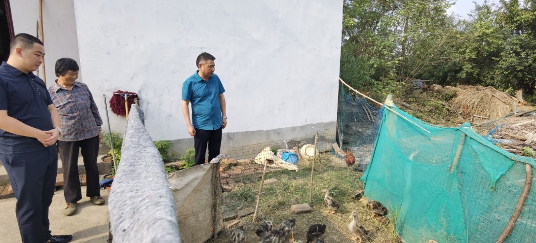 財(cái)政金融黨支部開(kāi)展扶貧慰問(wèn)