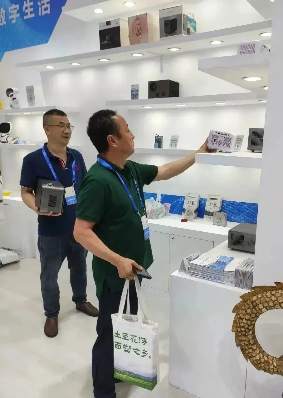轰天炮投影仪亮相第十九届中国(深圳)国际文化产业博览交易会 轰天炮投影仪亮相第十九届中国(深圳)国际文化产业博览交易会