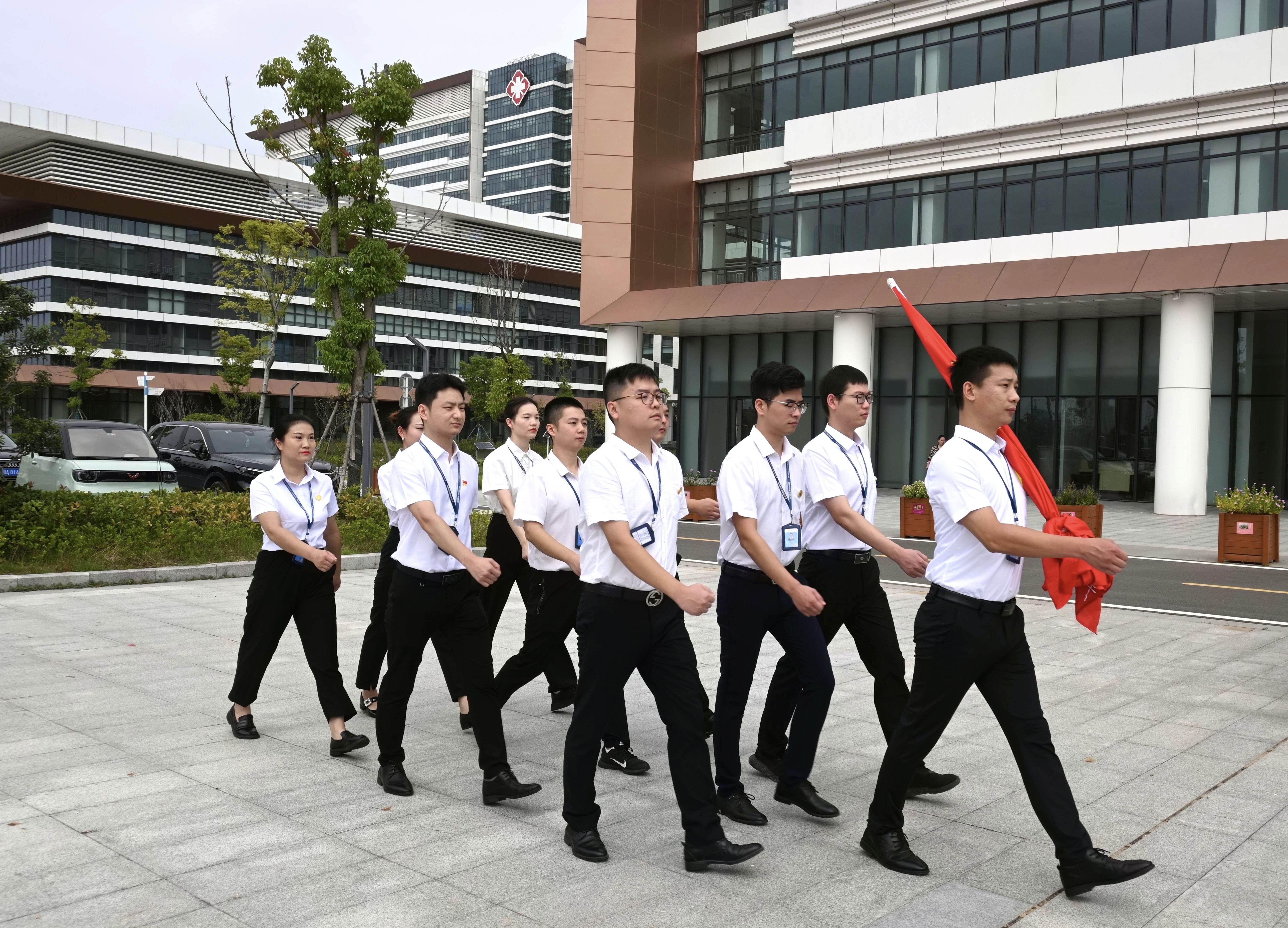 丹桂飘香迎国庆，拳拳深情献祖国武汉同济航天城医院举行迎国庆升旗仪式