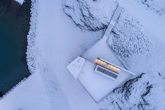 冰雪中的暖光:冰岛东博尔加峡湾游客中心 冰雪中的暖光:冰岛东博尔加峡湾游客中心