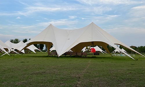 未來(lái)城市公園的露營(yíng)帳篷 未來(lái)城市公園的露營(yíng)帳篷